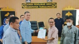 Foto: Ketua Tim Kampanye Daerah pasangan Prabowo-Gibran, menyerahkan susunan TKD Capres Kabupaten Tanggamus ke KPU. (Ist/NK)