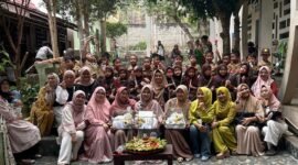 Wali murid, siswa dan para umi pengajar Sekolah Alam Al-Karim berpose bersama usai memperingati Hari Guru. (Foto: Netizenku.com). 