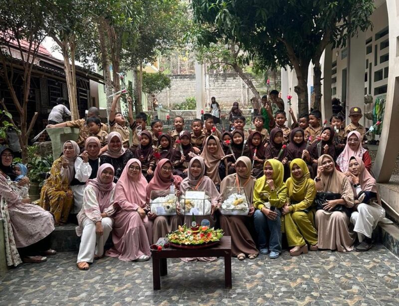 Wali murid, siswa dan para umi pengajar Sekolah Alam Al-Karim berpose bersama usai memperingati Hari Guru. (Foto: Netizenku.com). 