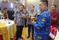 Sekretaris Dinas Peternakan dan Kesehatan Hewan Provinsi Lampung, Anwar Fuadi, ketika mencoba produk olahan UMKM sub peternakan. Foto: Luki.