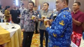 Sekretaris Dinas Peternakan dan Kesehatan Hewan Provinsi Lampung, Anwar Fuadi, ketika mencoba produk olahan UMKM sub peternakan. Foto: Luki.