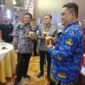 Sekretaris Dinas Peternakan dan Kesehatan Hewan Provinsi Lampung, Anwar Fuadi, ketika mencoba produk olahan UMKM sub peternakan. Foto: Luki.