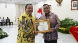 Gubernur Lampung, Arinal Djunadi, ketika menerima penghargaan anugerah keterbukaan informasi publik. Foto: Diskominfotik Lampung.
