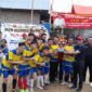 Foto: Ketua Umum KONI Lampung Barat, Parosil Mabsus, menyerahkan tropi dan hadiah kepada juara PSJS Cup Kecamatan Bandar Negeri Suoh. (Iwan/NK)