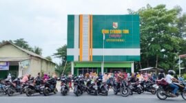 Foto: Masyarakat di Kecamatan Tulangbawang Tengah antre di BPRS Tani Tubaba untuk mengambil dana bantuan program Mantra. (NK/Arie)