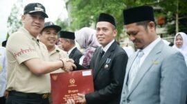 Foto: Bupati Pesawaran Dendi Ramadhona saat menyerahkan  piagam penghargaan kepada ASN Kementerian Agama Pesawaran, pada peringatan Hari Amal Bhakti (HAB) Kementerian Agama RI ke-77 tahun 2024 di Kantor Kementerian Agama Kabupaten Pesawaran, Rabu (03/01/2024). (NK/Soheh)