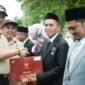 Foto: Bupati Pesawaran Dendi Ramadhona saat menyerahkan  piagam penghargaan kepada ASN Kementerian Agama Pesawaran, pada peringatan Hari Amal Bhakti (HAB) Kementerian Agama RI ke-77 tahun 2024 di Kantor Kementerian Agama Kabupaten Pesawaran, Rabu (03/01/2024). (NK/Soheh)