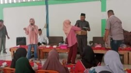 Foto: Keseruan pengundian HUT ke-5 kolam renang Pesawaran City bersama Ketua TP PKK, Nanda Indira Dendi. (Soheh/NK)