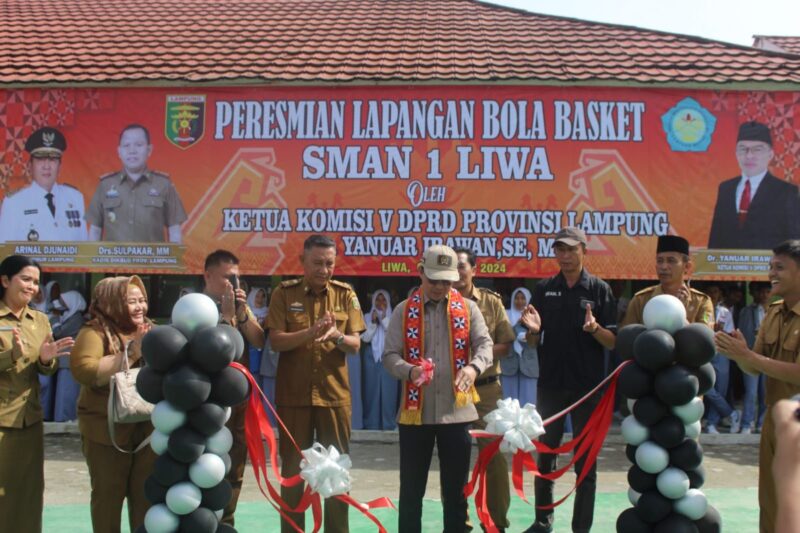 Foto: Ketua Komisi V DPRD Lampung, Dr Yanuar Irawan, meresmikan lapangan basket SMAN 1 Liwa, Senin (8/1). (Iwan/NK)