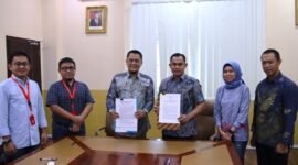 Foto: GM PLN UID Lampung Saleh Siswanto, dan Presiden Direktur PT Uway Energi Perdana Asep Iwan Gunawan, melaksanakan penandatanganan berita acara tanggal operasi komersial PLTM Besai Kemu, Jumat (5/1). (Ist/NK)