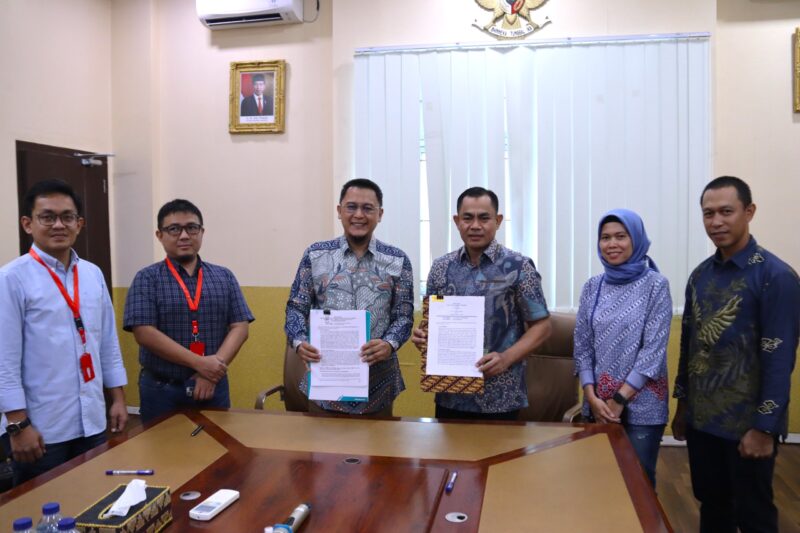 Foto: GM PLN UID Lampung Saleh Siswanto, dan Presiden Direktur PT Uway Energi Perdana Asep Iwan Gunawan, melaksanakan penandatanganan berita acara tanggal operasi komersial PLTM Besai Kemu, Jumat (5/1). (Ist/NK)