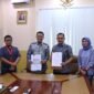 Foto: GM PLN UID Lampung Saleh Siswanto, dan Presiden Direktur PT Uway Energi Perdana Asep Iwan Gunawan, melaksanakan penandatanganan berita acara tanggal operasi komersial PLTM Besai Kemu, Jumat (5/1). (Ist/NK)