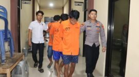 Foto: Polisi gelandang tiga terduga penyalahguna narkoba di Pringsewu. (Reza/NK)
