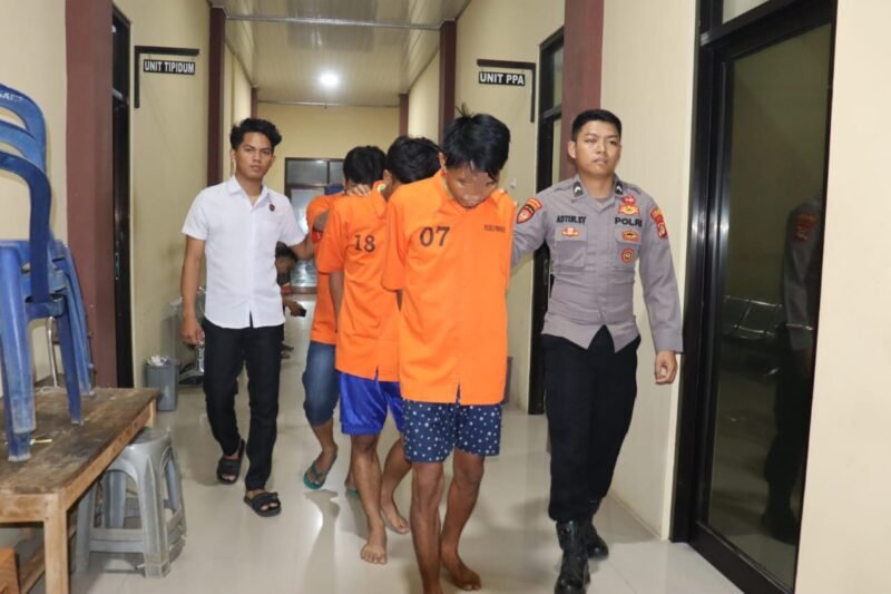 Foto: Polisi gelandang tiga terduga penyalahguna narkoba di Pringsewu. (Reza/NK)