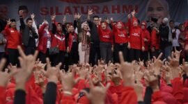 Foto: Siti Atiqoh Ganjar Pranowo kampanye di Lapangan Sri tanjung Kecamatan Tanjung Bintang Lampung Selatan, Selasa (9/1). (Iwan/NK)