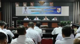 Foto: Pj Bupati Tubaba Drs. M. Firsada memberikan arahan kepada para kepala OPD, Kabag, dan Camat dalam menjalankan program kegiatan di tahun 2024, Rabu (10/1). (Arie/NK)