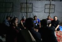 Foto: Suasana para pejabat Tubaba berada di tenda camping dan tengah dihibur oleh Kepala Kejari Sri Harianto, Kamis malam (11/1). (Arie/NK)