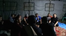 Foto: Suasana para pejabat Tubaba berada di tenda camping dan tengah dihibur oleh Kepala Kejari Sri Harianto, Kamis malam (11/1). (Arie/NK)