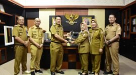 Foto: Pj Bupati Tubaba menerima penyerahan piala Desa Ramah Perempuan dan Perlindungan Anak kategori Penanganan Stunting Tahun 2023. (Arie/NK)