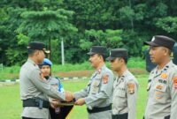 Foto: Wakapolres Tubaba memberikan ucapan selamat kepada personel yang mendapatkan penghargaan, Rabu (17/1). (Arie/NK)