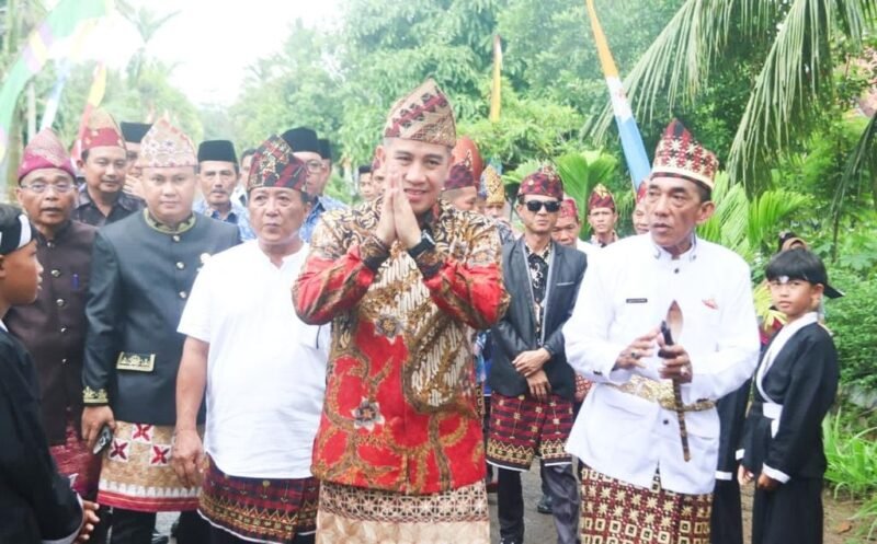 Foto: Bupati Pesawaran Dendi Ramadhona, saat menghadiri festival budaya di Desa Bangun Rejo, Kecamatan Punduh Pedada, Rabu (17/01/24). (Soheh/NK)