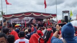 Kampanye terbuka Cawapres Mahfud MD di lapangan Sanayuda Way Tenong, dihadiri ribuan pendukung, Kamis (25/1)