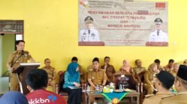 Foto: Pj Bupati Tubaba Drs. M Firsada tengah memberikan sambutan pada Kegiatan Musrenbang Kecamatan Tumijajar, di Balai Kelurahan Daya Murni, Senin (29/1). (Arie/NK)
