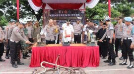 Foto: Kapolres Pringsewu bersama Pj Bupati  memusnahan knalpot brong hasil sitaan, di Halaman Kantor Polres. (Rz/NK)