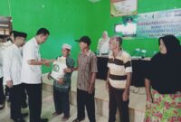 Foto: Pj Bupati Pringsewu bersama anggota DPD RI membagikan bantuan pangan beras di Kantor Pekon Purwodadi, Kecamatan Adiluwih. (Rz/NK)