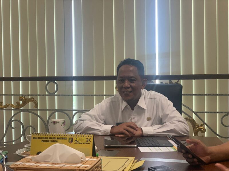 Kepala Dinas BMBK Lampung, Taufiqullah, ketika diwawancarai awak media. Foto: Luki.