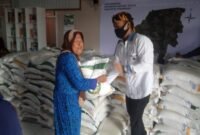 Foto: Pemerintah Desa Bernung menyalurkan beras bantuan dari Badan Pangan Nasional Kepada 464 KPM. (Soheh/NK)