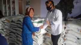 Foto: Pemerintah Desa Bernung menyalurkan beras bantuan dari Badan Pangan Nasional Kepada 464 KPM. (Soheh/NK)