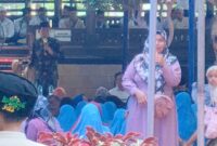 Foto: Penceramah, tengah memberikan tausiyah dan mengucapkan doa pada kegiatan tasyakuran yang digelar oleh Busroni, Ketua DPC Partai Demokrat di Taman Faiz Tiyuh Way Sido, Rabu (7/2). (Arie/NK)