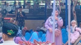 Foto: Penceramah, tengah memberikan tausiyah dan mengucapkan doa pada kegiatan tasyakuran yang digelar oleh Busroni, Ketua DPC Partai Demokrat di Taman Faiz Tiyuh Way Sido, Rabu (7/2). (Arie/NK)