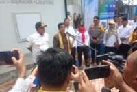 Dirjen Penguatan Daya Saing Produk Kelautan dan Perikanan (PDSPKP) Kementerian Kelautan dan Perikanan, Budi Sulistyo, bersama dengan pejabat daerah terkait. 