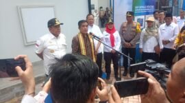 Dirjen Penguatan Daya Saing Produk Kelautan dan Perikanan (PDSPKP) Kementerian Kelautan dan Perikanan, Budi Sulistyo, bersama dengan pejabat daerah terkait. 
