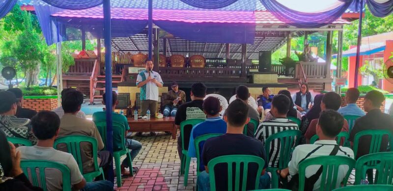 Foto: Ketua DPC Partai Demokrat Tubaba, Busroni, memberikan arahan pada kegiatan pembekalan para saksi TPS di wilayah Kecamatan Tulangbawang Udik, di Taman Faiz, Kamis (8/2). (Arie/NK)