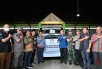 Foto: Bupati Pesawaran Dendi Ramadhona, melepas Logistik Pemilu Tahun 2024 di Gudang Logistik KPU Kabupaten, di Desa Tamansari, Kecamatan Gedongtataan, Minggu (11/2/2024). (Soheh/NK)