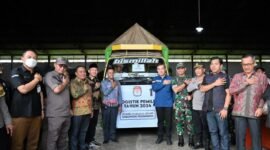 Foto: Bupati Pesawaran Dendi Ramadhona, melepas Logistik Pemilu Tahun 2024 di Gudang Logistik KPU Kabupaten, di Desa Tamansari, Kecamatan Gedongtataan, Minggu (11/2/2024). (Soheh/NK)