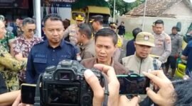 Foto: Komisioner KPU Provinsi Lampung Antonius, didampingi Ketua KPU Kabupaten Tanggamus Angga Lazuardi (kiri), saat memberikan keterangan usai melepas secara simbolis Logistik Pemilu 2024, Sabtu (10/2/24).
