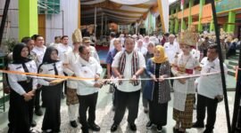 Gubernur Lampung, Arinal Djunaidi, ketika melakukan pemotongan pita. Tanda telah ditemukan Masjid dan RPA SMK 4 Bandarlampung. 