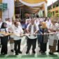 Gubernur Lampung, Arinal Djunaidi, ketika melakukan pemotongan pita. Tanda telah ditemukan Masjid dan RPA SMK 4 Bandarlampung.