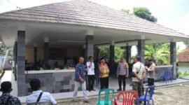 Foto: Kapolres Pringsewu memantau pleno KPU di Aula Kecamatan Pagelaran bersama camat. (Reza/NK)