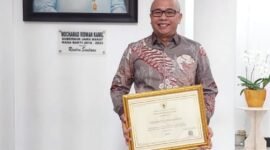 Foto: Sekda Kabupaten Tanggamus Drs. Hamid Heriansyah Lubis, M.Si saat Menerima Penghargaan Sistem Merit 2023 Dalam Pengisian Jabatan Pimpinan Tinggi (JPT) dari Komisi Aparatur Sipil Negara (KASN), Bandung (16/02/2024). (Rapik/SL)