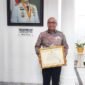 Foto: Sekda Kabupaten Tanggamus Drs. Hamid Heriansyah Lubis, M.Si saat Menerima Penghargaan Sistem Merit 2023 Dalam Pengisian Jabatan Pimpinan Tinggi (JPT) dari Komisi Aparatur Sipil Negara (KASN), Bandung (16/02/2024). (Rapik/SL)