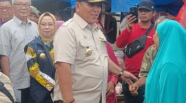 Gubernur Lampung, ketika menyapa pedagang pasar Panjang. Foto: Luki