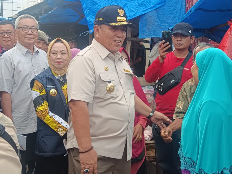 Gubernur Lampung, ketika menyapa pedagang pasar Panjang. Foto: Luki