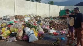 Foto: Sejumlah warga menunjukan penampakan tumpukan sampah yang telah mengeluarkan bau menyengat di TPSS Kelurahan Baros, Kecamatan Kotaagung yang dibiarkan terus menumpuk selama berhari-hari dan tak kunjung diangkut ke TPA. (NK/Arj)