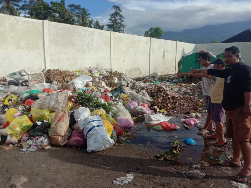 Foto: Sejumlah warga menunjukan penampakan tumpukan sampah yang telah mengeluarkan bau menyengat di TPSS Kelurahan Baros, Kecamatan Kotaagung yang dibiarkan terus menumpuk selama berhari-hari dan tak kunjung diangkut ke TPA. (NK/Arj)