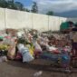 Foto: Sejumlah warga menunjukan penampakan tumpukan sampah yang telah mengeluarkan bau menyengat di TPSS Kelurahan Baros, Kecamatan Kotaagung yang dibiarkan terus menumpuk selama berhari-hari dan tak kunjung diangkut ke TPA. (NK/Arj)